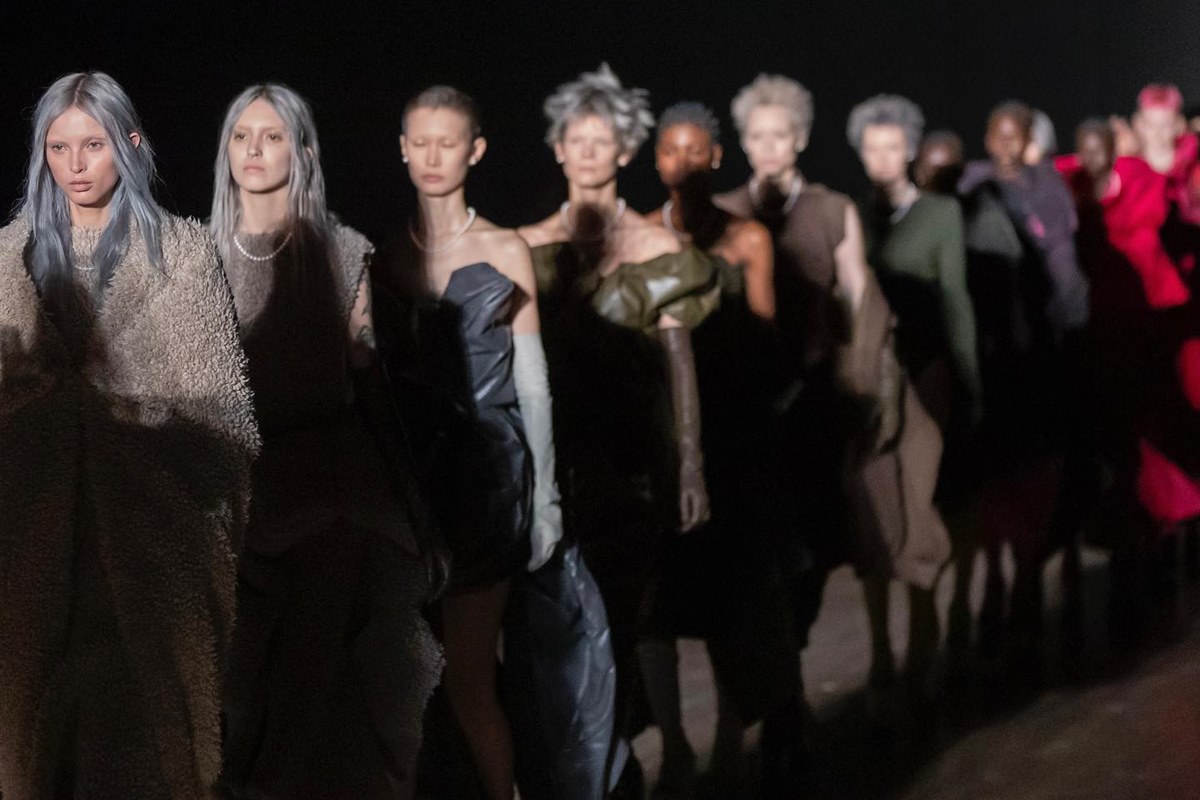 Na imagem com cor, modelos na passarela durante o desfile da Marc Jacobs - Metrópoles