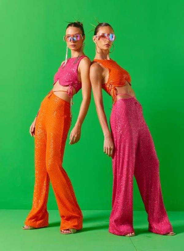 Modelos usam tops e calças em rosa e laranja com óculos futuristas - Metrópoles