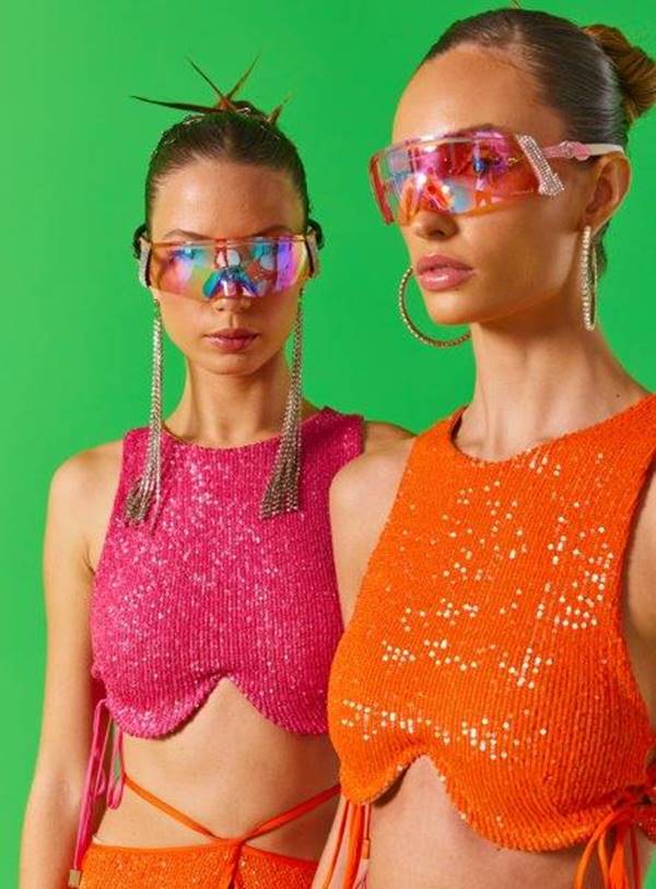 Modelos usam tops rosa e laranja com óculos futuristas - Metrópoles