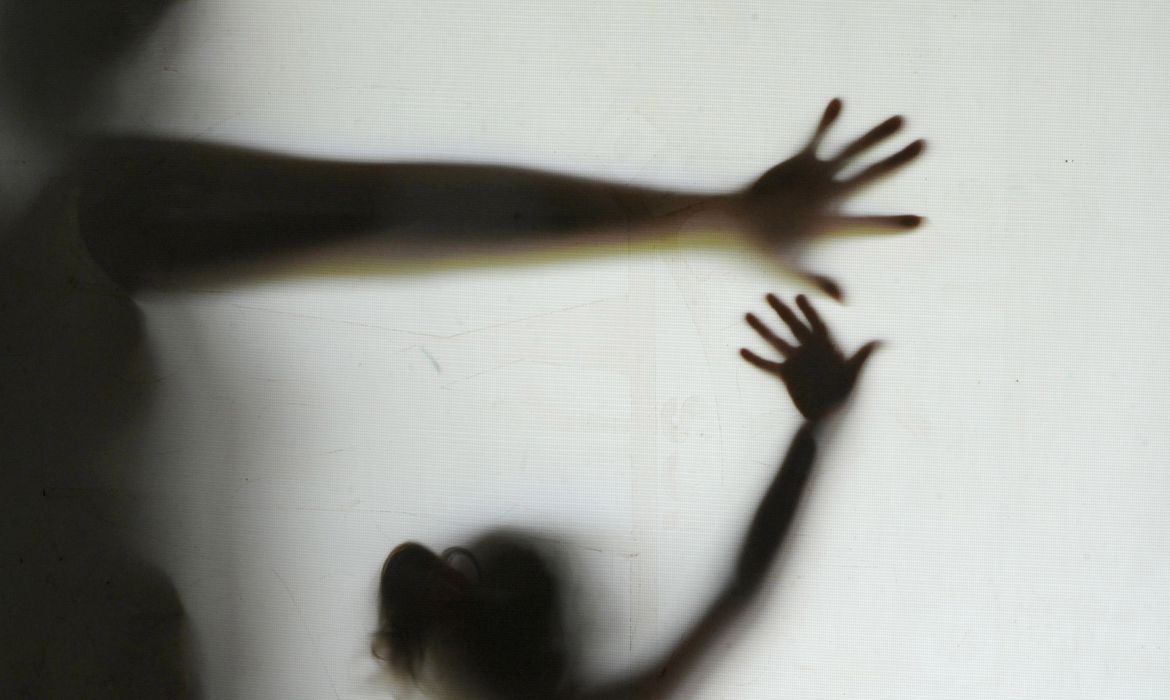 Mãe é acusada de submeter bebê a maus-tratos e violência sexual