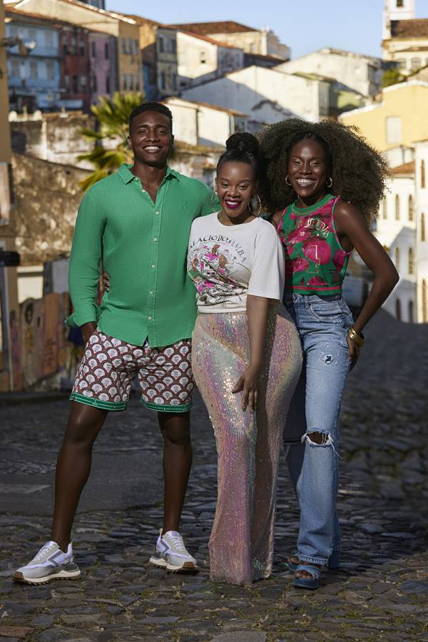 Grupo de pessoas usando roupas de carnaval em editorial de moda - Metrópoles