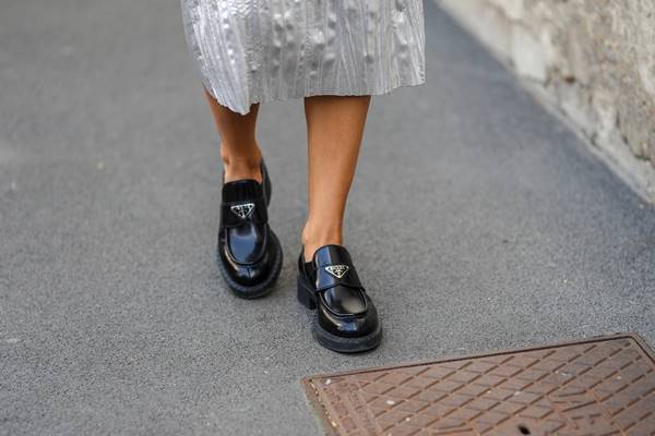 Mocassim preto da Prada no street style - Metrópoles