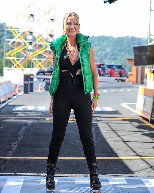 Eliana usando look preto com colete puffer verde - Metrópoles