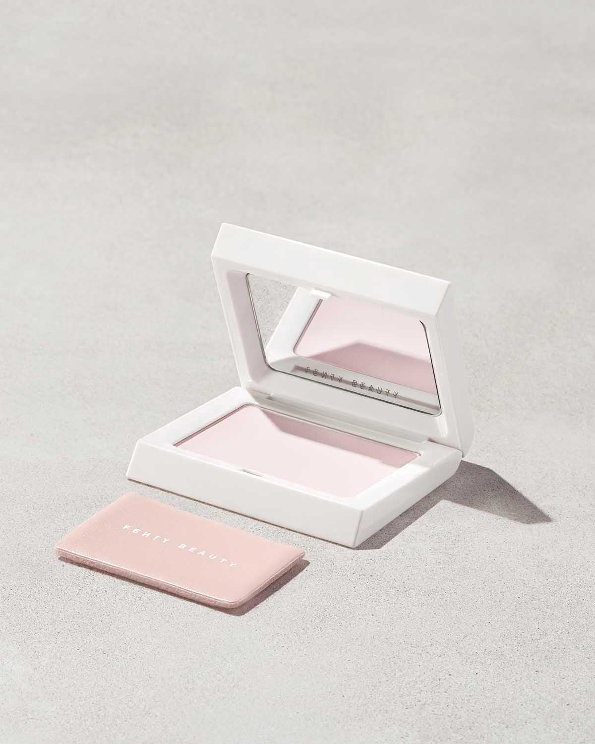 Pó facial Invisimatte Instant Setting + Blotting, da Fenty Beauty 