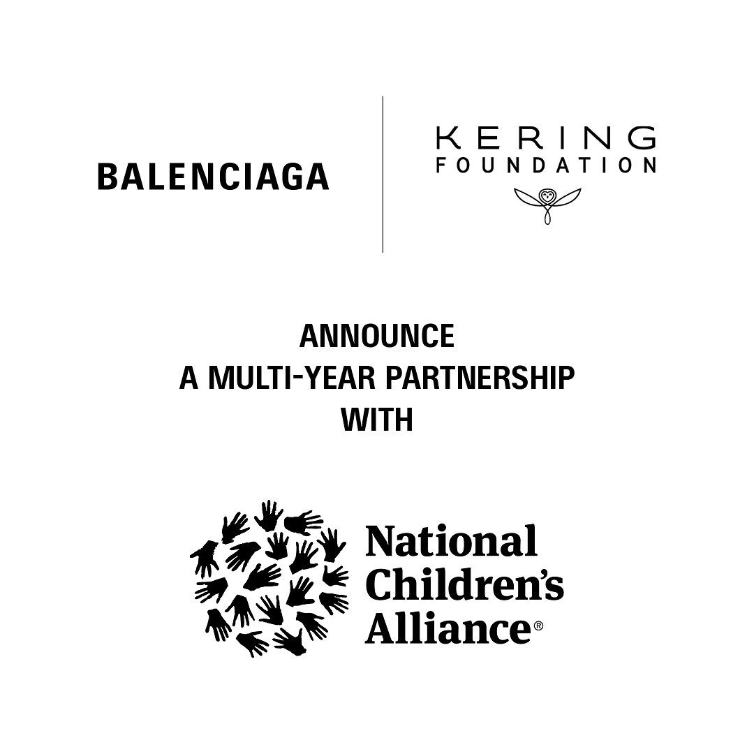 Flyer de divulgação da marca Balenciaga, com a empresa Kering, anunciando uma parceria com a ONG National Children's Alliance. Os escritos estão em preto e com um fundo branco. - Metrópoles