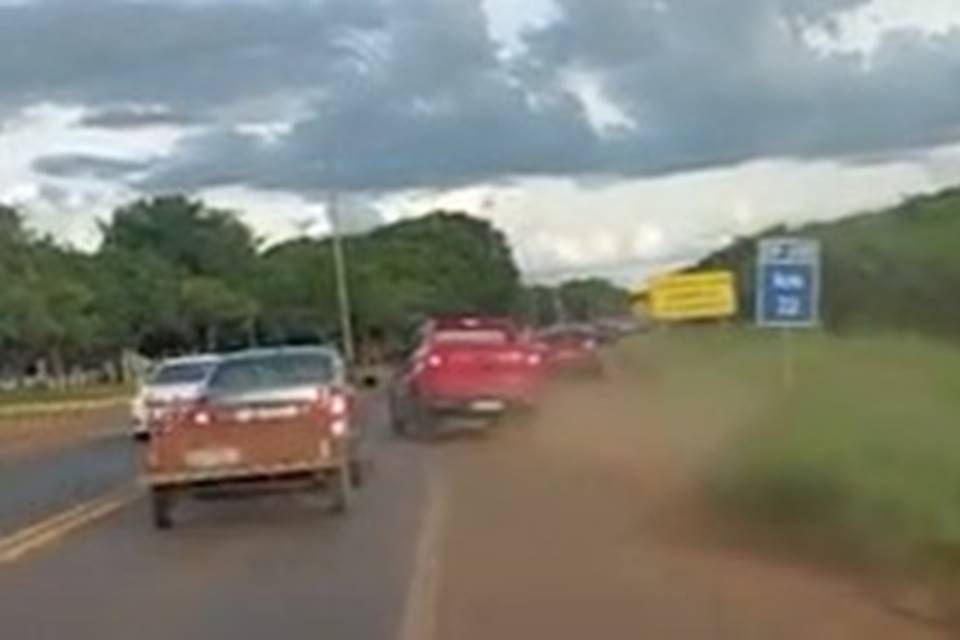 Vídeo motorista bêbado faz ziguezague em alta velocidade em estrada