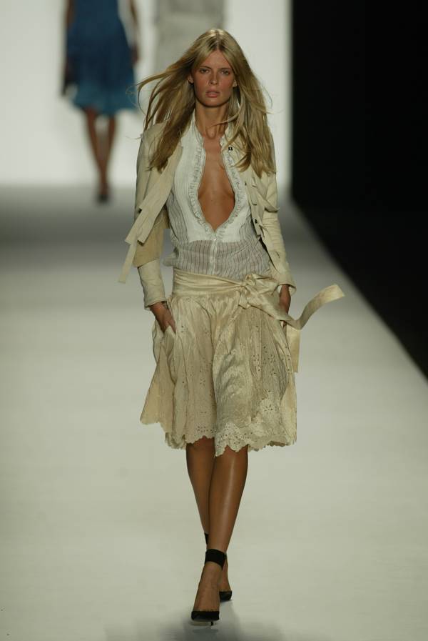 Passarela da Chloé em 2005 A modelo usa look em tons claros com camisa aberta - Metrópoles