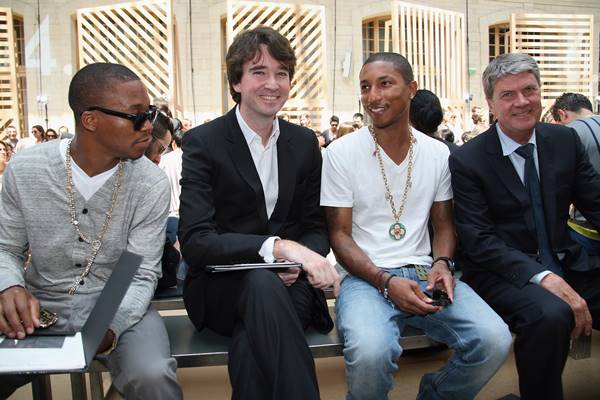 Pharrell Williams com executivos em desfile da Louis Vuitton - Metrópoles