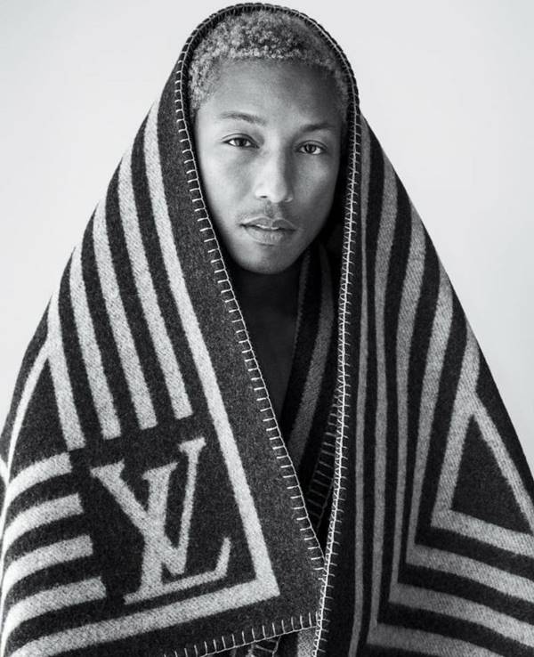 Pharrell Williams usando manto da Louis Vuitton - Metrópoles