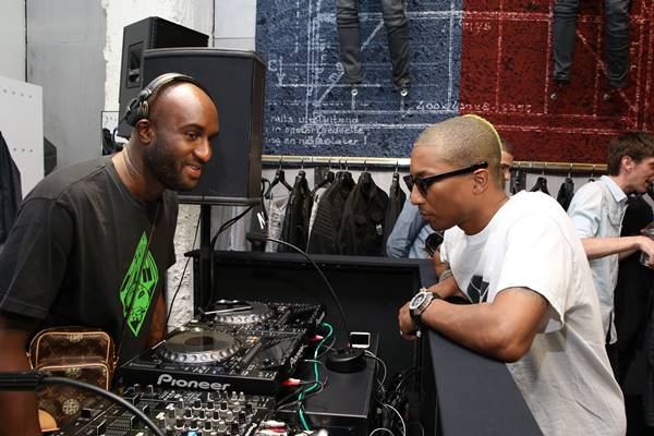 Virgil Abloh e Pharrell Williams em cenário musical - Metrópoles