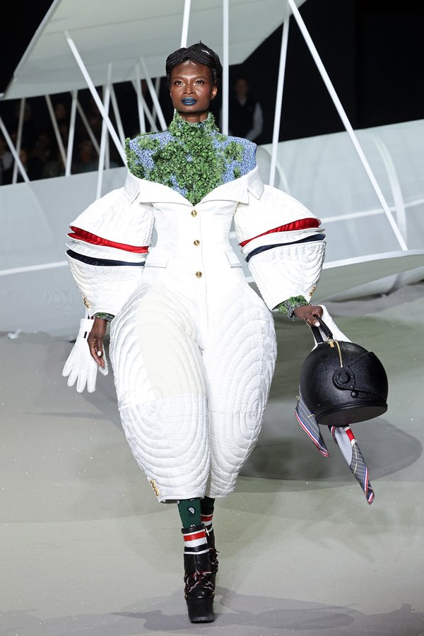 Na imagem com cor, modelo desfila para Thom Browne no NYFW - Metrópoles