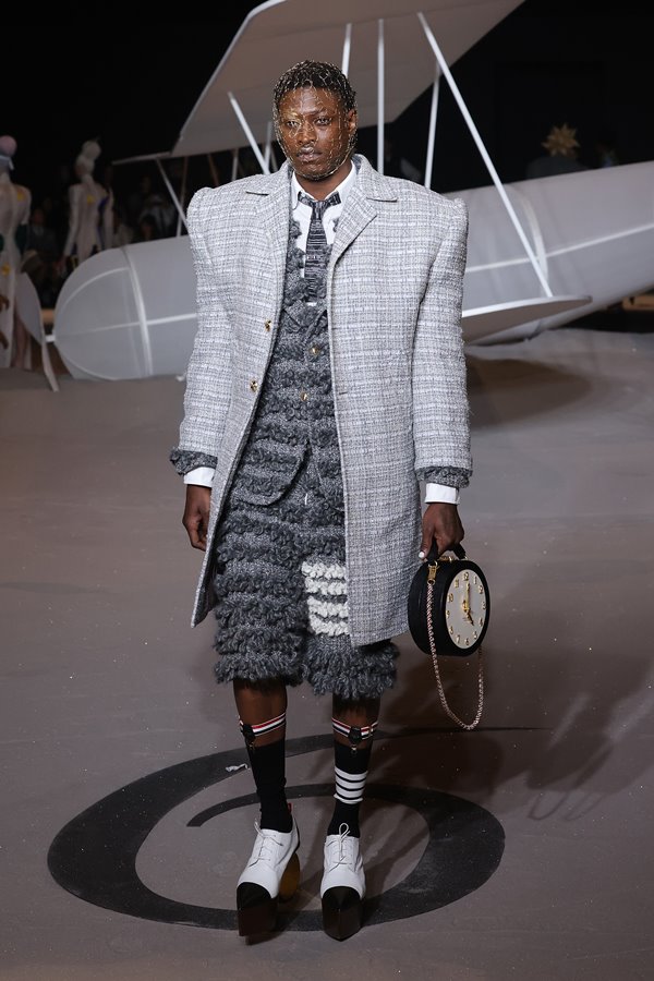 Na imagem com cor, modelo desfila para o Thom Browne no NYFW - Metrópoles