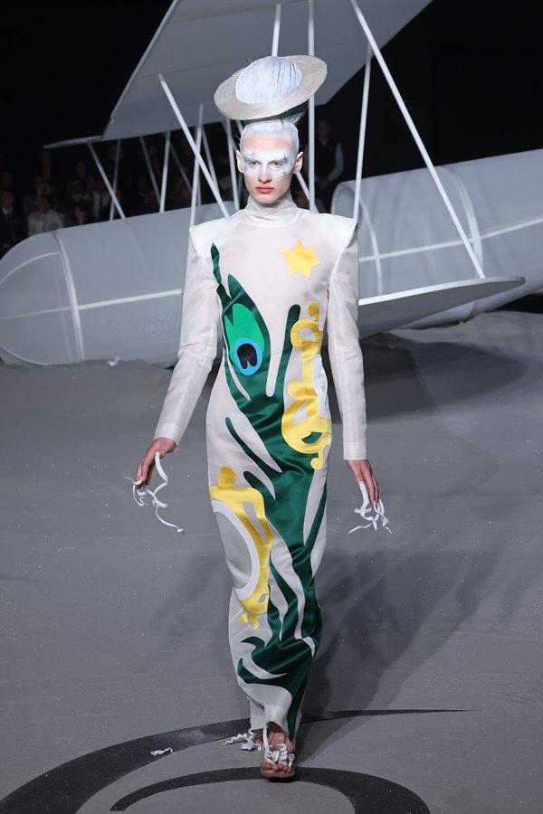 Na imagem com cor, modelo desfila para o Thom Browne no NYFW - Metrópoles