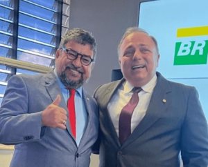 Imagem colorida mostra deputado Washington Quaquá (PT-RJ) ao lado de Eduardo Pazuello, ex-ministro da Saúde de Bolsonaro. Quaquá faz parte das instâncias superiores petistas. Ele é vice-presidente do partido - Metrópoles