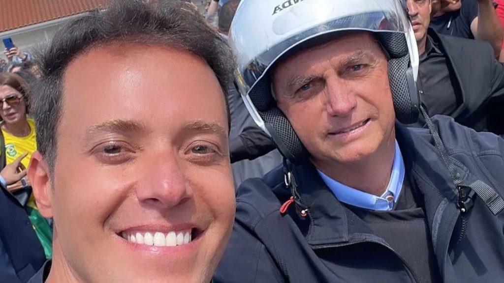 Imagem colorida mostra o pastor André Valadão ao lado do ex-presidente Bolsonaro