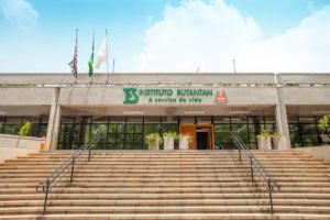 Imagem colorida mostra fachada do Instituto Butantan, que tem longa escadaria, dois corrimões e o nome do instituto escrito em placa - metrópoles