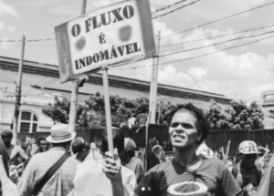 Bloco da Cracolândia desfila tentando se adaptar às mudanças do fluxo