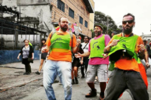 Bloco da Cracolândia desfila tentando se adaptar às mudanças do fluxo