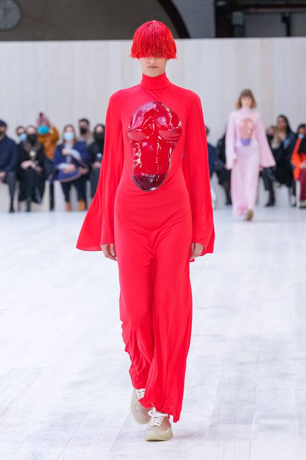 Look vermelho com peitoral rígido na passarela da Loewe - Metrópoles