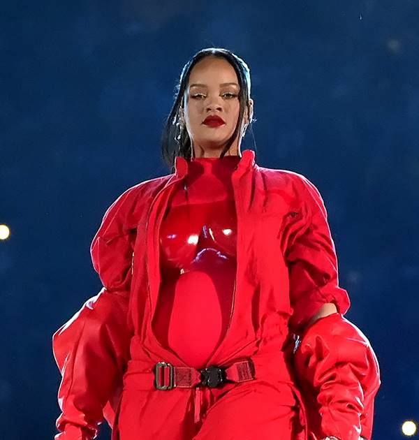 Rihanna usando look vermelho em show no Super Bowl 2023 - Metrópoles