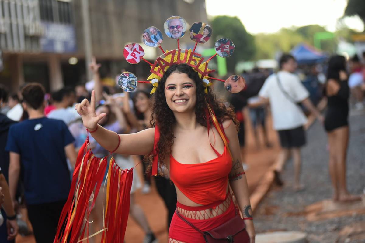 mulher posa em bloco de carnaval - metrópoles