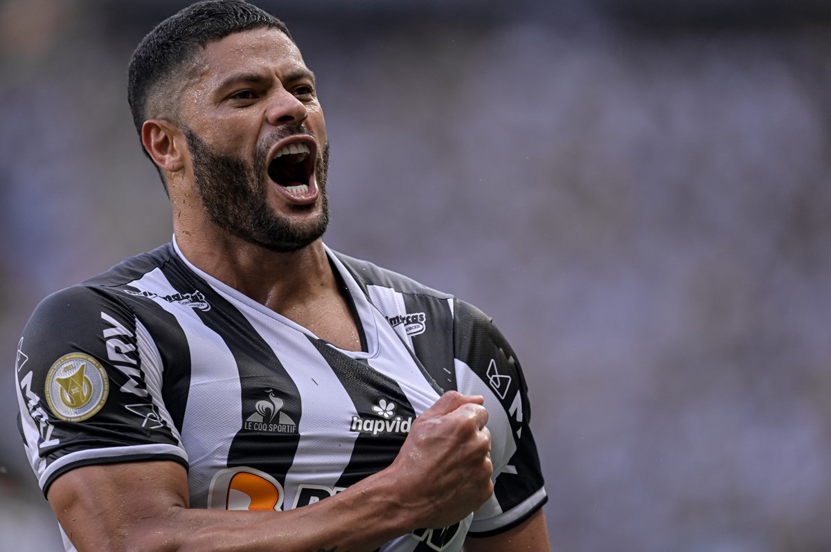 Hulk comemora gol com a camisa do Atlético-MG.