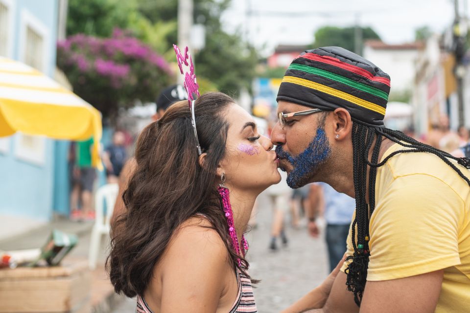 Casal se beijando no Carnaval