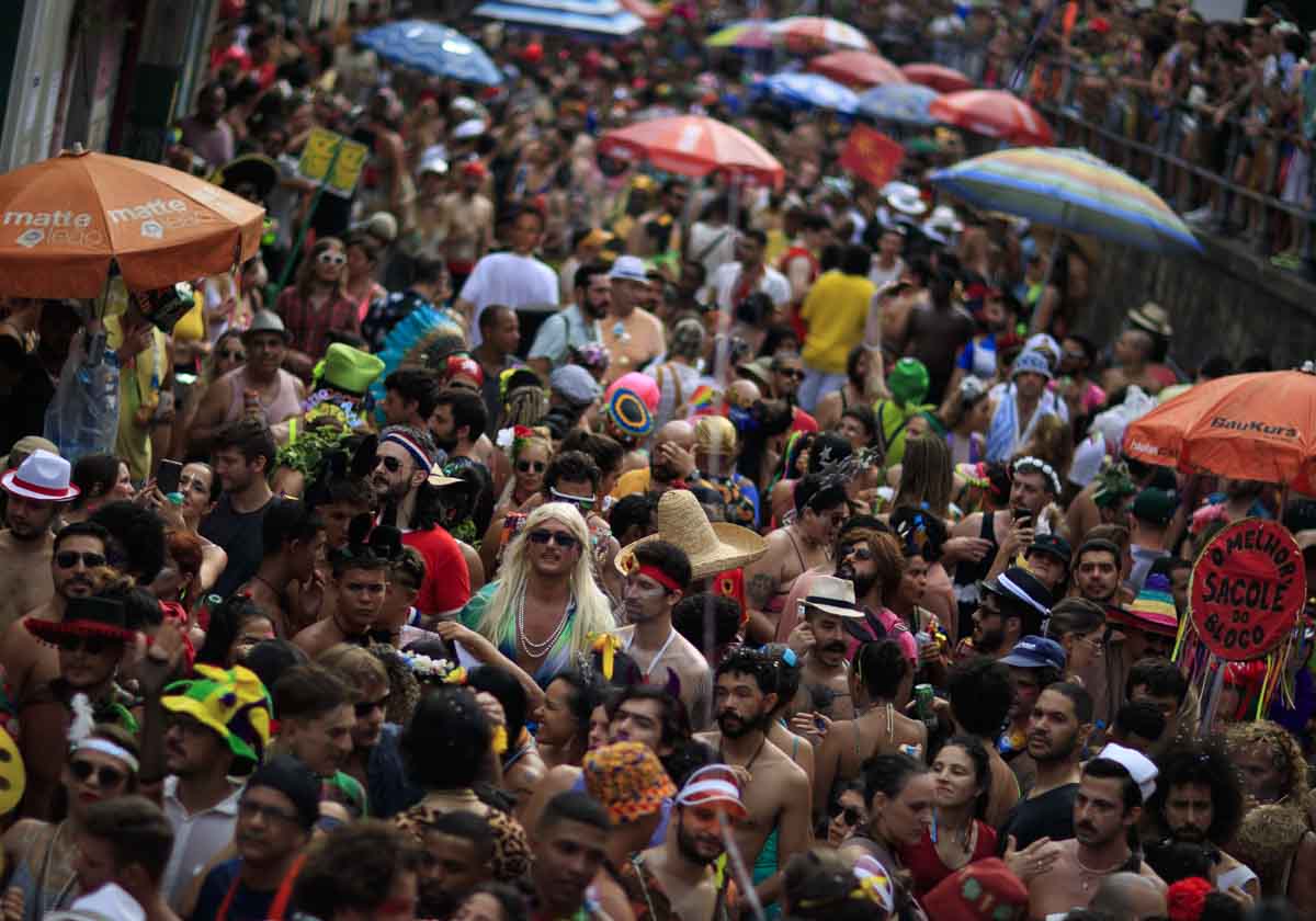 Foliões participam da festa anual conhecida como "Ceu na Terra" no segundo dia do Carnaval no Rio de Janeiro - metrópoles