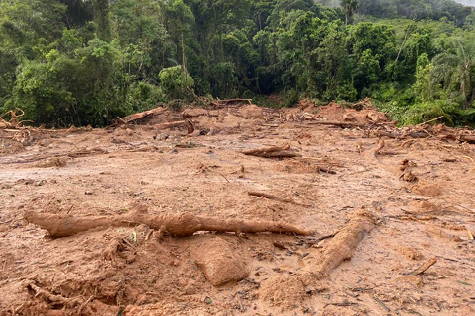 Imagem colorida mostra Cenas de lama e destruição em São Sebastião no litoral de São Paulo - Metrópoles