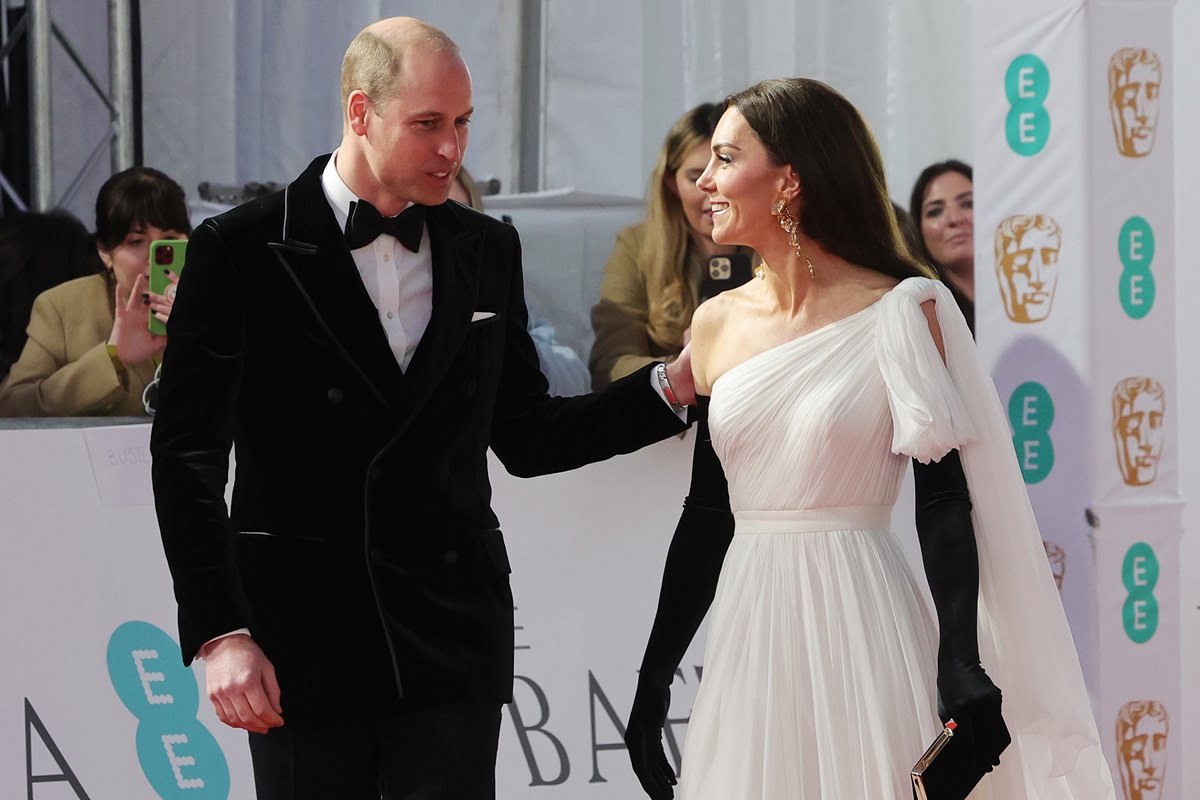 Foto colorida de homem branco, calvo, vestido com terno e gravata borboleta, e com uma mão no ombro de uma mulher branca, com vestido branco e luvas pretas - Metrópoles