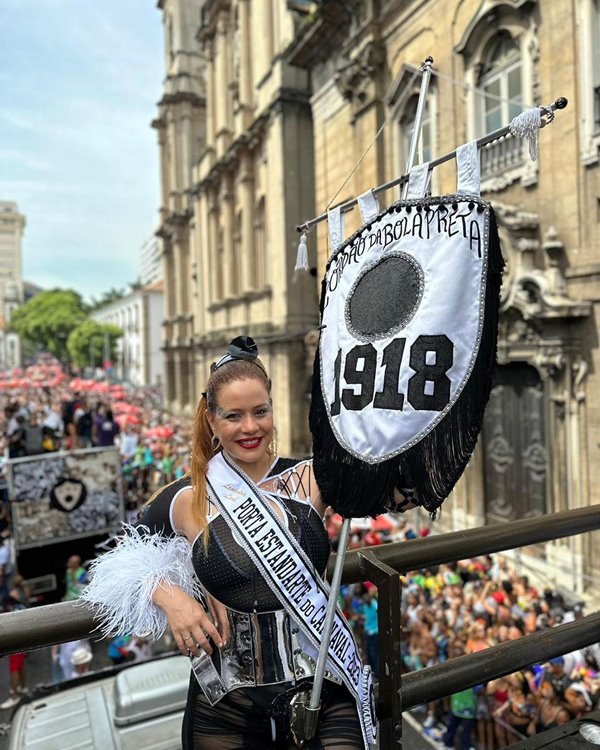 Na imagem com cor, a atriz Leandra Leal no Carnaval 2023 - Metrópoles