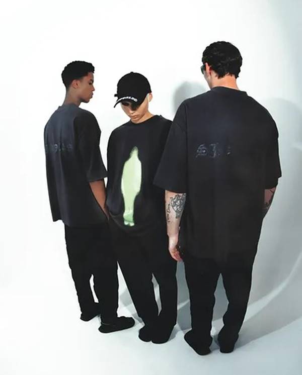 Trio de modelos usando camiseta preta em editorial de moda - Metópoles