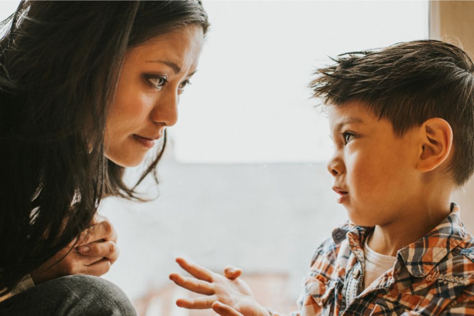 Mãe conversando com o filho