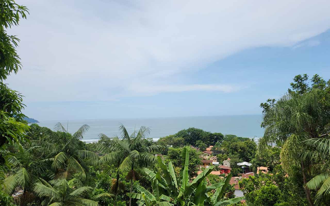 Panorâmica da praia de Cambury, em São Sebastião, na manhã de sexta, 24 de fevereiro de 2023