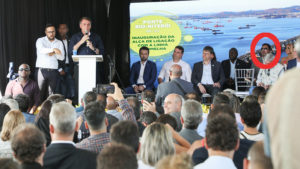 palco com bolsonaro discursando e pessoas sentadas ao lada, Bretas é apontado com um circulo vermelho ao redor da cabeça