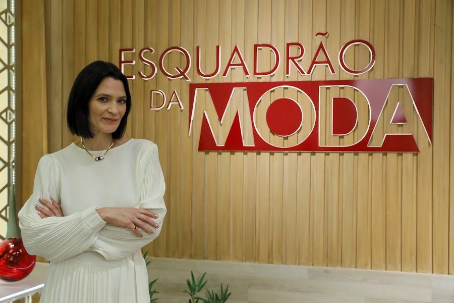 A maquiadora Vanessa Rozan, do programa Esquadrão da Moda, posa para foto. Ela é uma mulher branca de meia idade, com cabelo liso curto, e usa um vestido branco. - Metrópoles