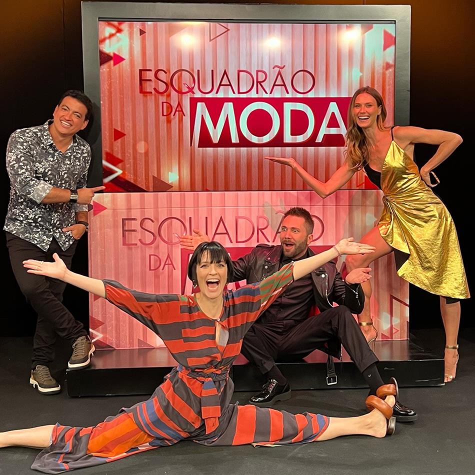 Os apresentadores do programa Esquadrão da Moda, Renata Kuerten e Lucas Anderi, ao lado da maquiadora Vanessa Rozan e do cabeleireiro Rodrigo Cintra. - Metrópoles