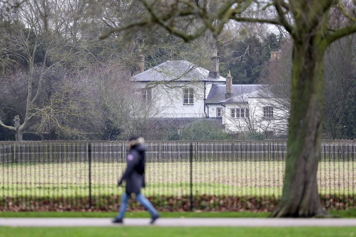 Foto colorida de casa fixada em um jardim - Metrópoles