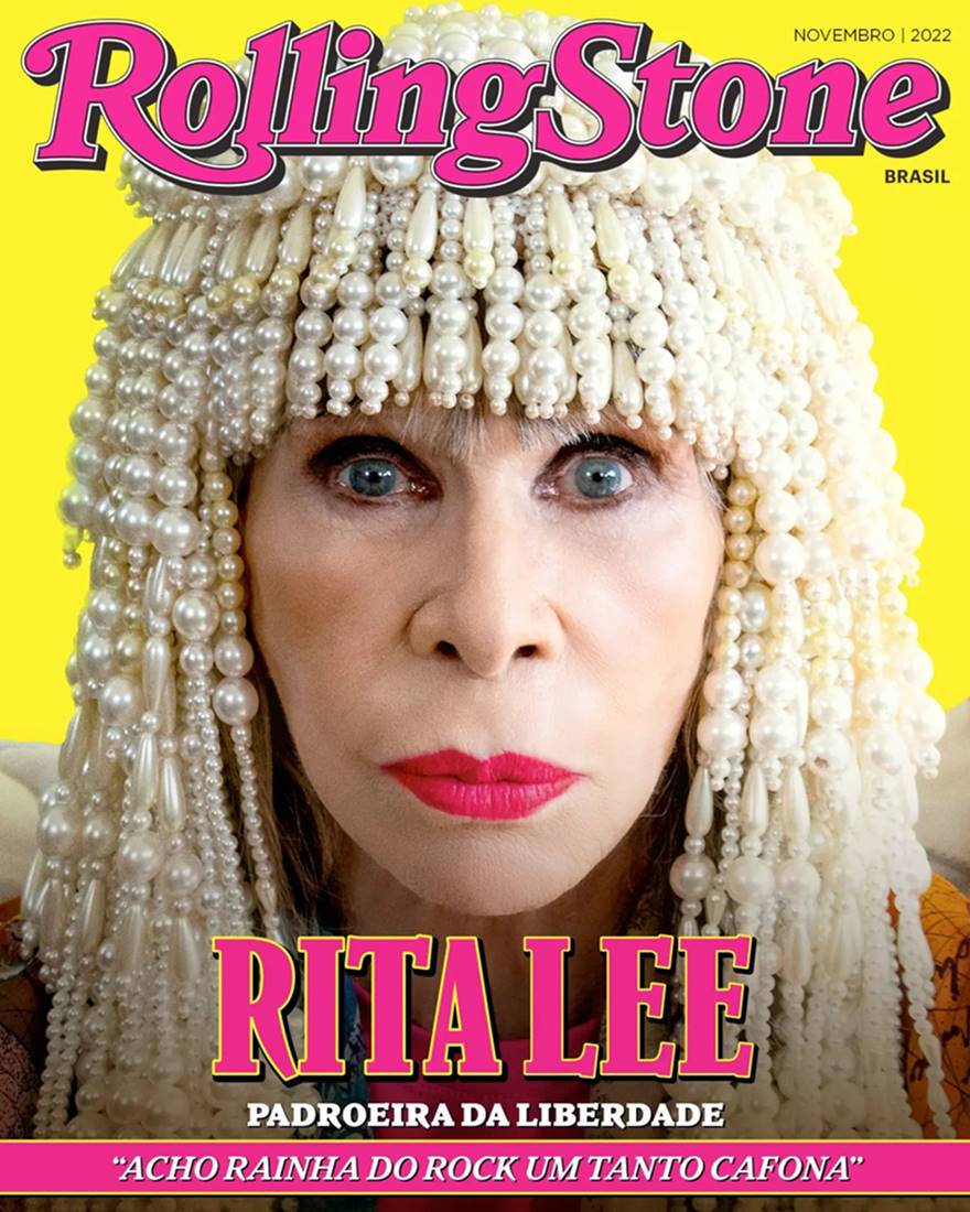 A cantora Rita Lee, uma mulher branca e idosa, na capa da revista Rolling Stone. Ela usa um acessório de cabeç de pérolas e batom rosa. - Metrópoles