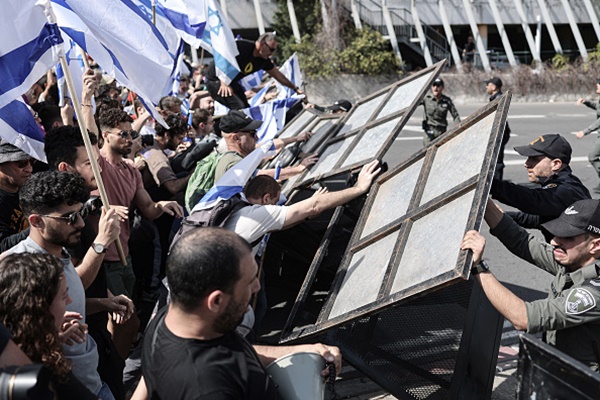 protestantes contra policiais israelenses