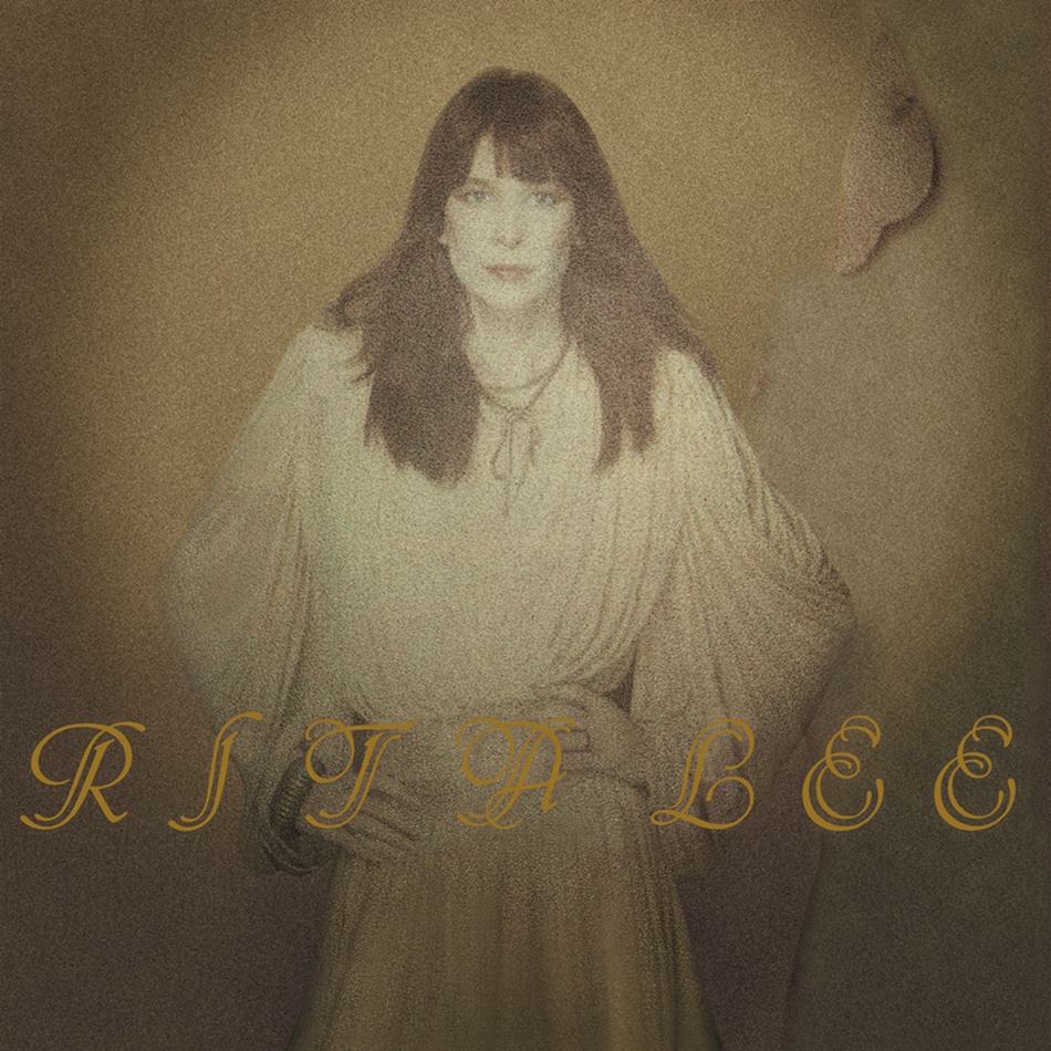 A cantora Rita Lee na capa do seu álbum Lança Perfume, de 1980. Ela é uma mulher branca e jovem, de cabelo liso longo e com franja, e usa um macacão branco plissado. - Metrópoles