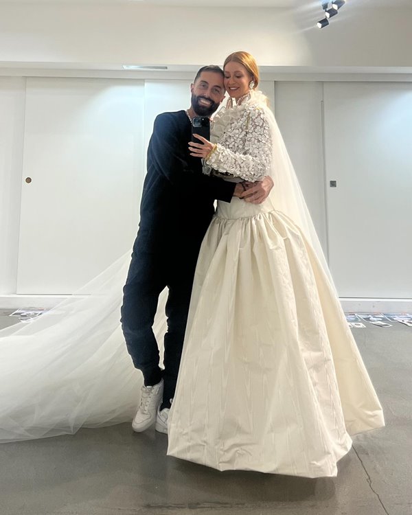 Na imagem com cor, Mariana Ruy Barbosa utiliza peça de Giambattista Valli - Metrópoles