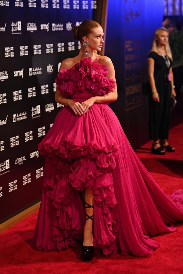 Na imagem com cor, Mariana Ruy Barbosa utiliza peça de Giambattista Valli - Metrópoles