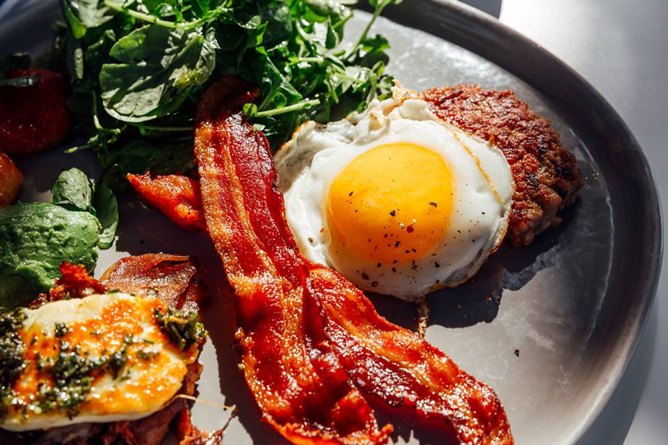 Prato de dieta cetogênica com salada, ovo frito e fatias de bacon - Metrópoles