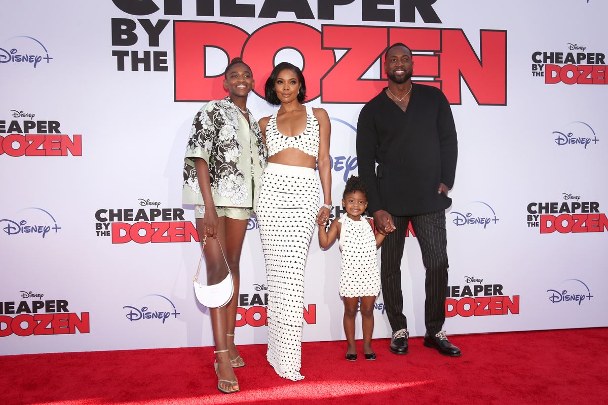 A família Zaya Wade, Gabrielle Union, Kaavia James Union Wade e Dwyane Wade no lançamento de um filme da Disney. - Metrópoles