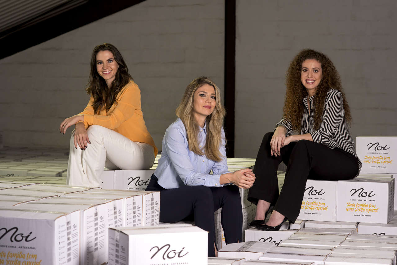 Na foto, três mulheres: Beatrice Signor, Bianca e Barbara Buzin, sócias da Noi Cervejaria - Metrópoles