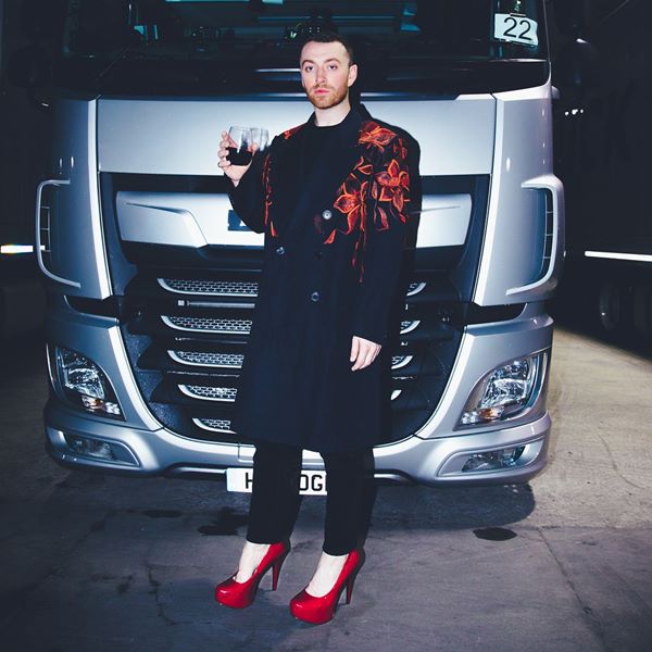 Na imagem com cor, Sam Smith brilha em looks sexys e elegantes - Metrópoles