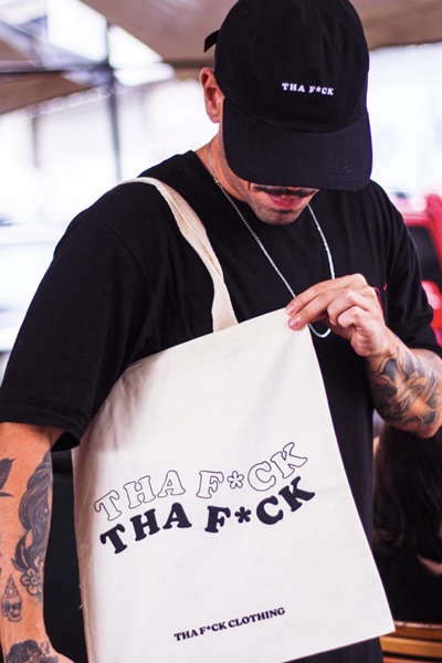 Modelo usa boné preto e tote bag com letras - Metrópoles 