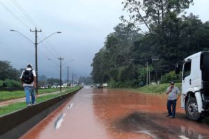 Chuva alaga Régis Bittencourt em SP