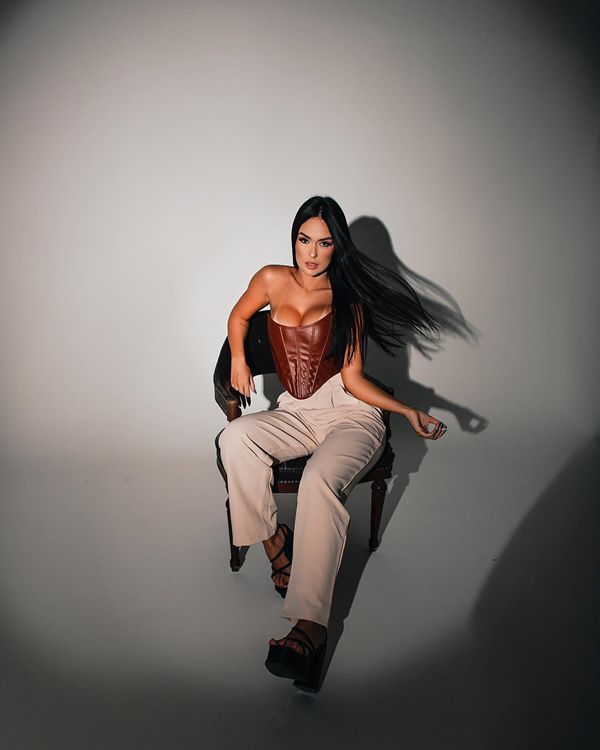 Na imagem com cor, Larissa Santos, ex-bbb23, posa para fotos - Metrópoles